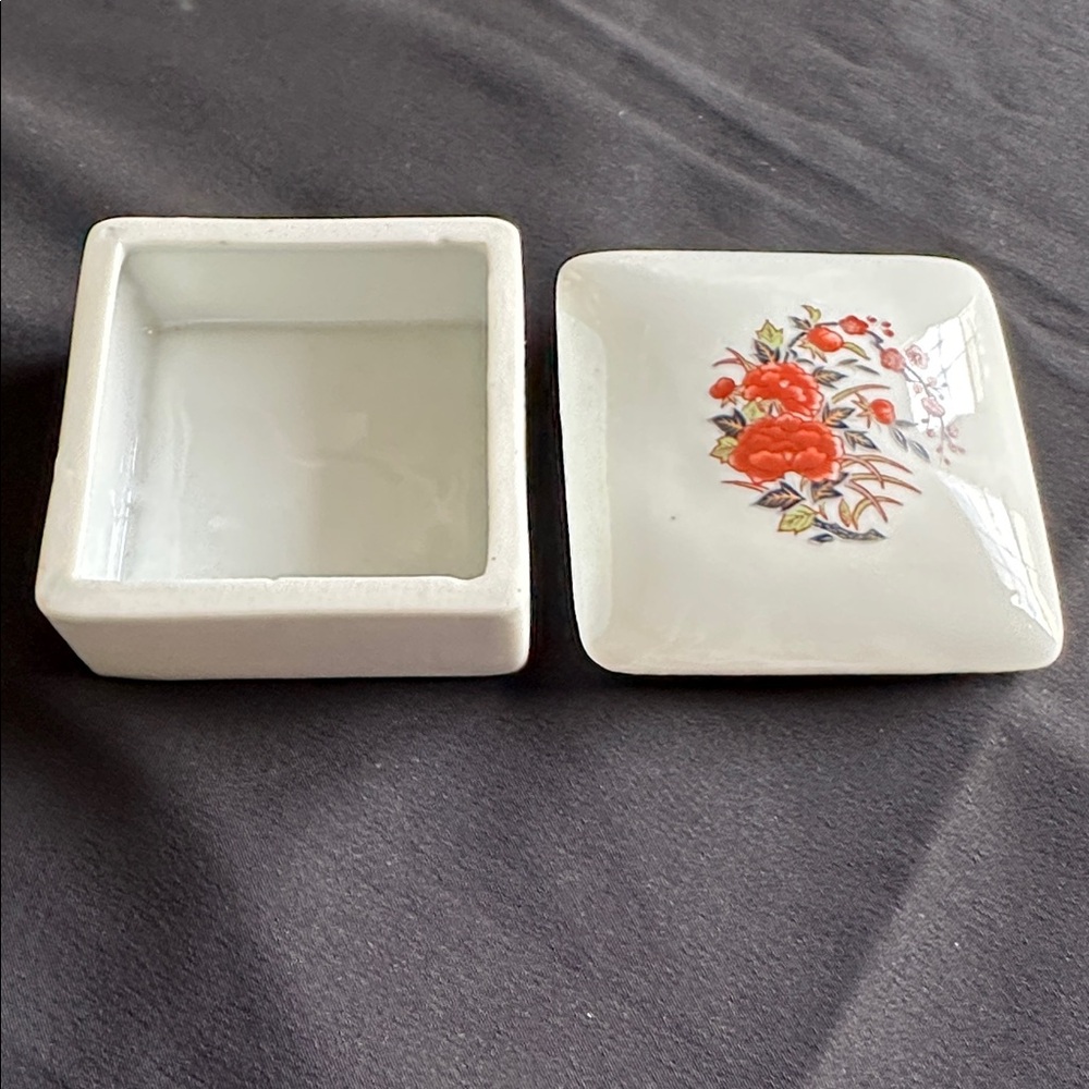 Vintage ceramic EUC keepsake box. Painted flowers and leaves on lid. - Picture 3 of 5